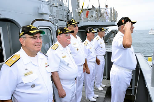 ComOpNav - Alte Esq Max em continência ao Desfile Naval em sua despedida junto às autoridades navais