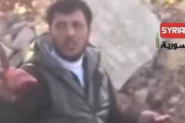 Guerra na Síria: em vídeo, rebelde arranca e morde coração de soldado