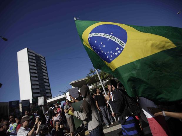 Protestos no Brasil têm semelhanças com outros ao redor do mundo