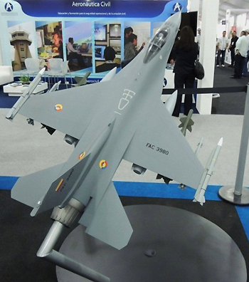 Além de deslocar para a Colômbia durante a F-AIR 2013 um simulador de voo do F-16, a Lockheed Martin exibiu em seu estande uma maquete do modelo pintada com as cores e marcações da FAC. Foto via Infodefensa