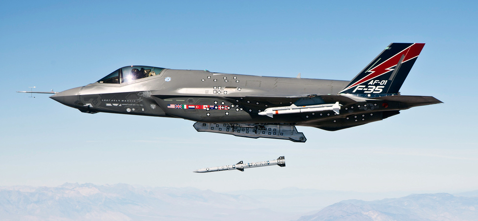F-35 realizar um teste de separação arma, soltando um AIM-120D. Um manequim AIM-9X é realizada underwing. Foto: Lockheed Martin