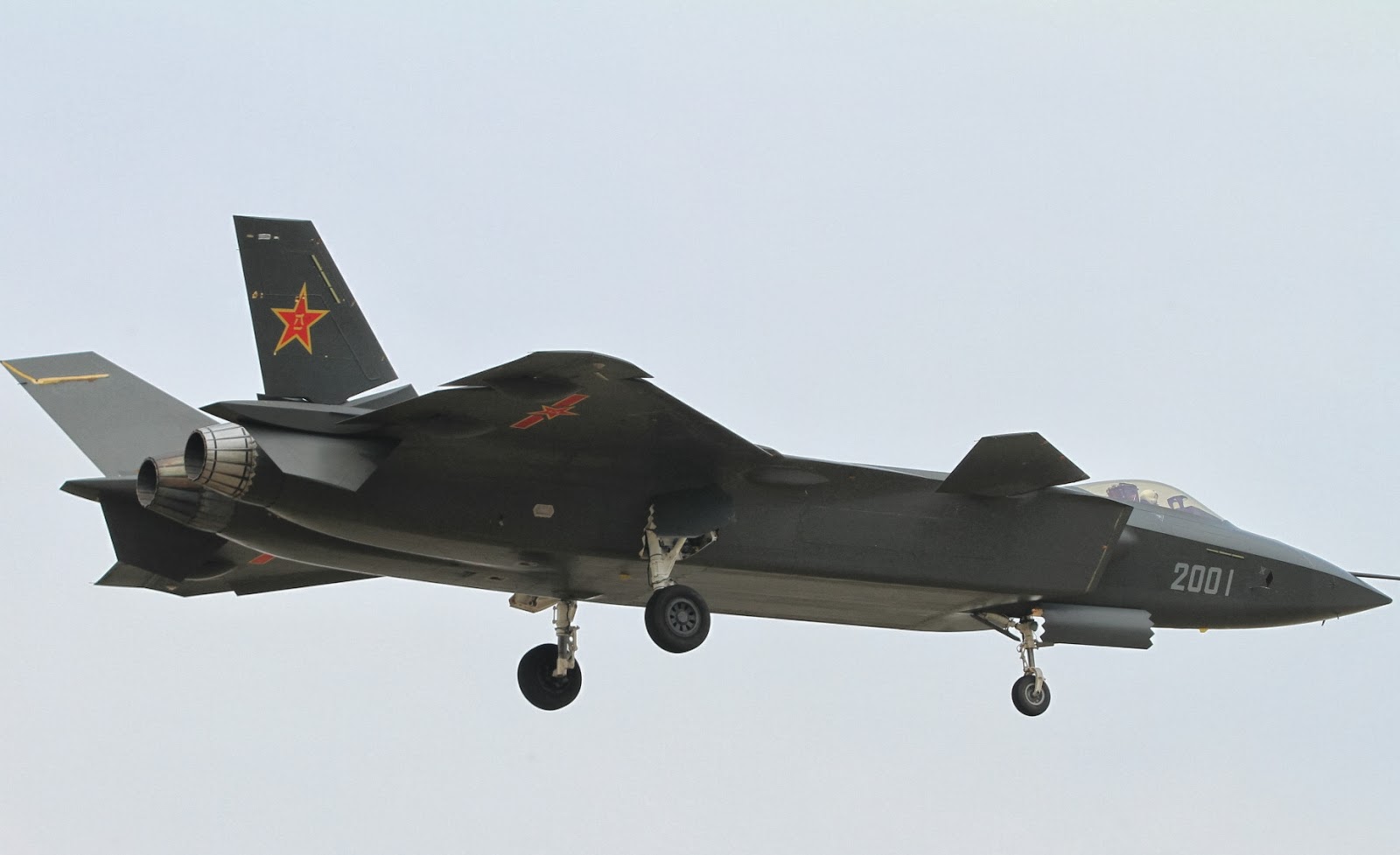 Caça Chinês J-20 em voo teste com motores diferentes