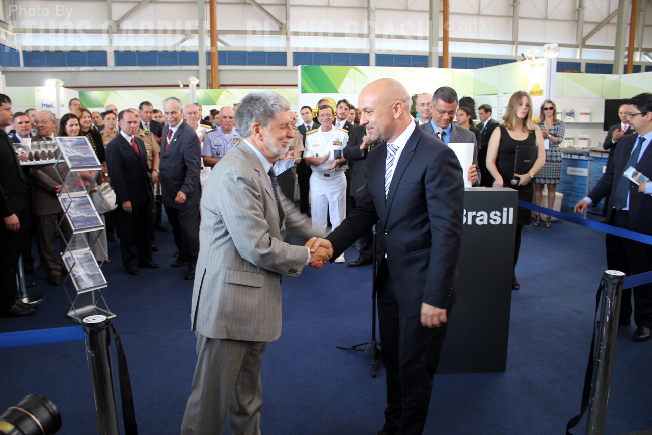 Cumprimento entre o Ministro Celso Amorim juntamente com o Diretor da APEX, Ricardo Santana, após a abertura do evento.
