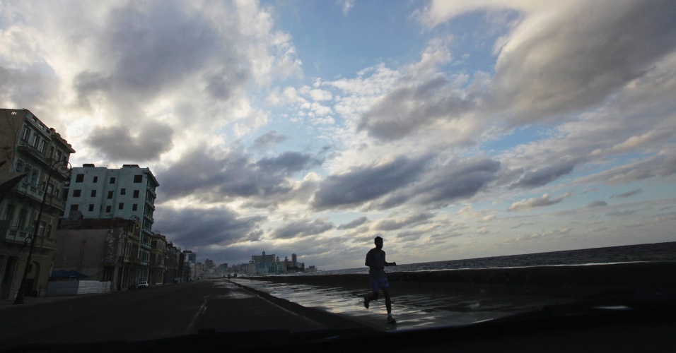 9nov2012---homem-pratica-corrida-em-avenida-a-beira-mar-el-maleco-em-havana-cuba-1352433686327_956x500