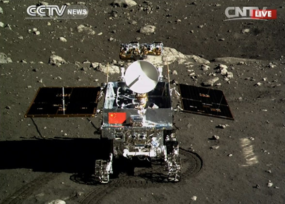 Imagem da CCTV mostra foto do jipe Yutu no solo lunar