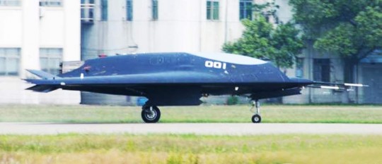 O UCAV,"Espada Afiada" taxiando momentos antes do seu voo inaugural