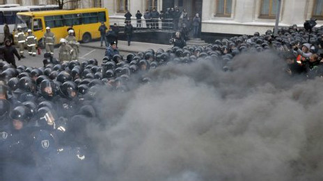 Escalada de protestos na Ucrânia obriga governo a discutir com a oposição