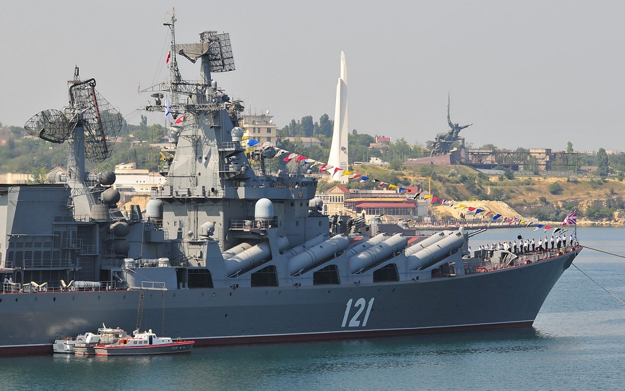 Cruzador Moskva (Classe Slava) no porto de Sebastopol
