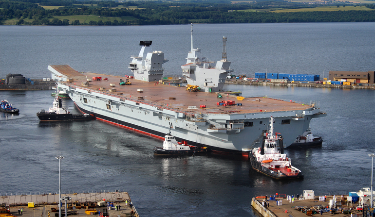 HMS Queen Elizabeth  foi lançado ao Mar