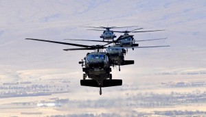 Quatro helicópteros UH-60L Black Hawk operando pelo Comando Regional-Sul retornando à base Multinacional Tarin Kowt no Afeganistão (US Army foto de Sgt. Scott Tant).