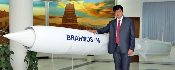 CEO da BrahMos Aerospace, Sudhir Kumar Mishra e Míssil BrahMos - Foto BrahMos Aerospace