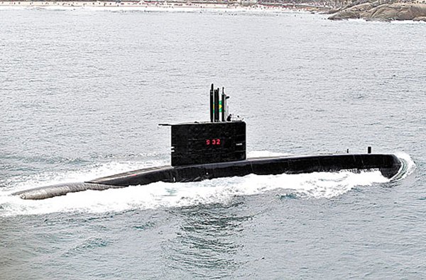 Submarino da Marinha brasileira: 1,5% do PIB gasto com defesa, o que representa R$ 72 bilhões por ano