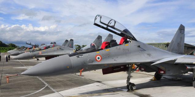 Índia  retém no solo toda a sua frota de caças Su 30 MKI