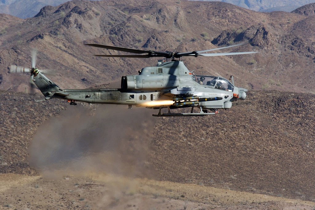 AH-1Z dispara mísseis AGM-114 Hellfire durante testes