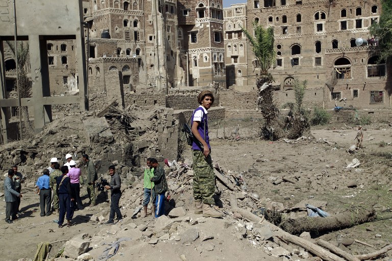 Imagem de 19 de setembro mostra os escombros de um edifício na Cidade Velha de Sanaa. Classificado como patrimônio cultural da humanidade destruído, ele foi destruído por um bombardeio saudita (Foto: Mohamed Huwais / AFP)