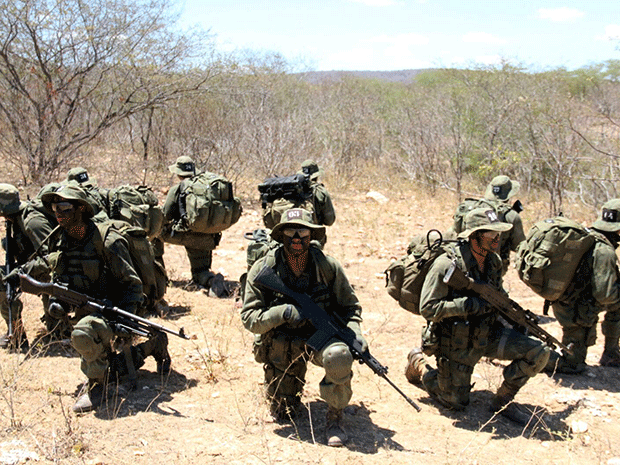 Tropa de elite da Marinha do Brasil faz treinamento no sertão do RN