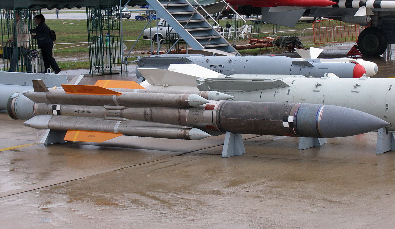 Acima: O míssil Kh-31 é uma das armas com várias versões que podem ser usados contra diversos tipos de alvos, incluindo antenas de radares inimigas. 