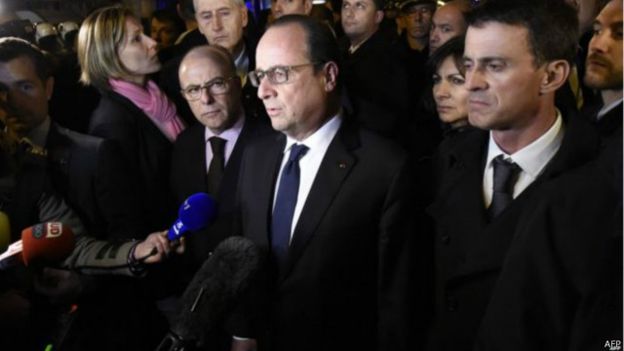 O presidente François Hollande foi até o Bataclan após mortes registradas no local