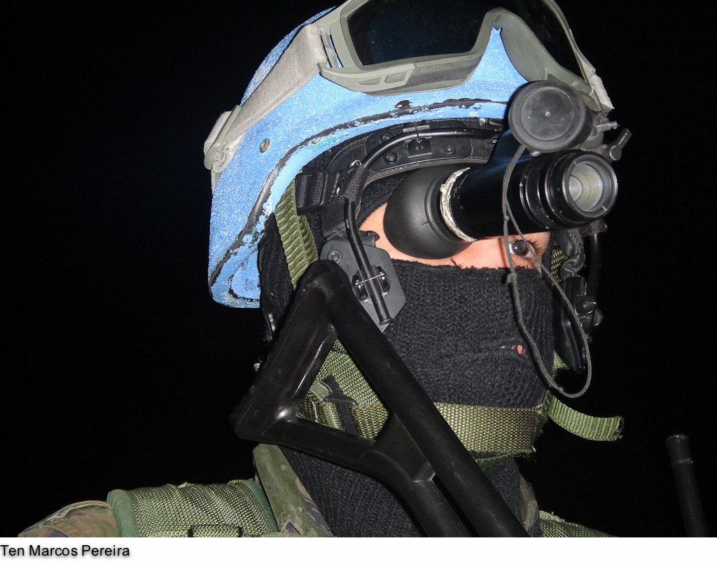 Os óculos de visão noturna (NVG) ajudavam os herois nas patrulhas durante a noite escura de Cité Soleil, em locais sem luz controlados por gangues.