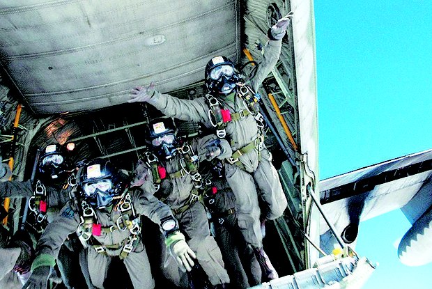 O treinamento dos agentes para os Jogos Olímpicos inclui técnicas como o salto de aeronaves para a retomada de espaços conflagrados Foto: Divulgação