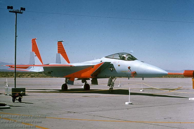 cima: Um dos primeiros protótipos do F-15A Eagle. Nessa época o Eagle já representava um salto qualitativo importantíssimo na letalidade da aviação de combate norte americana.