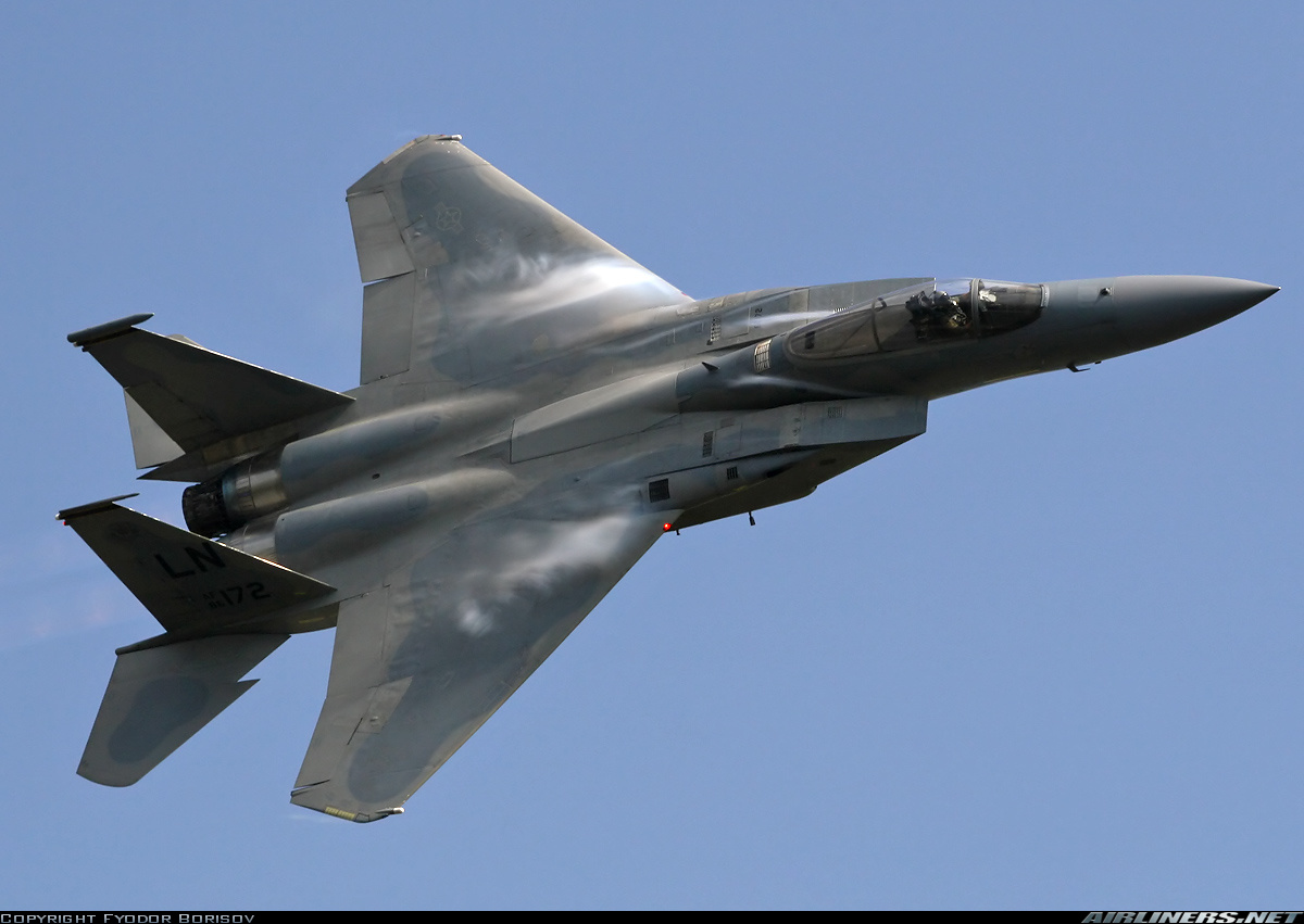 Acima: A capacidade de manobra do F-15 pode ser considerada "comportada" para os padrões atuais. Mas modernizado e com armamentos de nova geração, é bom não subestimar a velha águia da USAF.