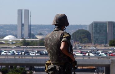 Soldado do exército patrulha Brasília durante a Cupula Extraordinária de Chefes de Esta da União de Nações Sul-americanas maio 2008