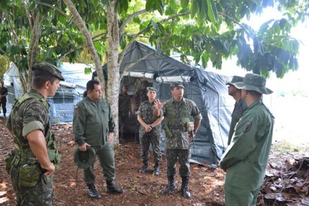 Militares VENEZUELANOS nesse sábado visitaram batalhão de selva do Exército Brasileiro.
