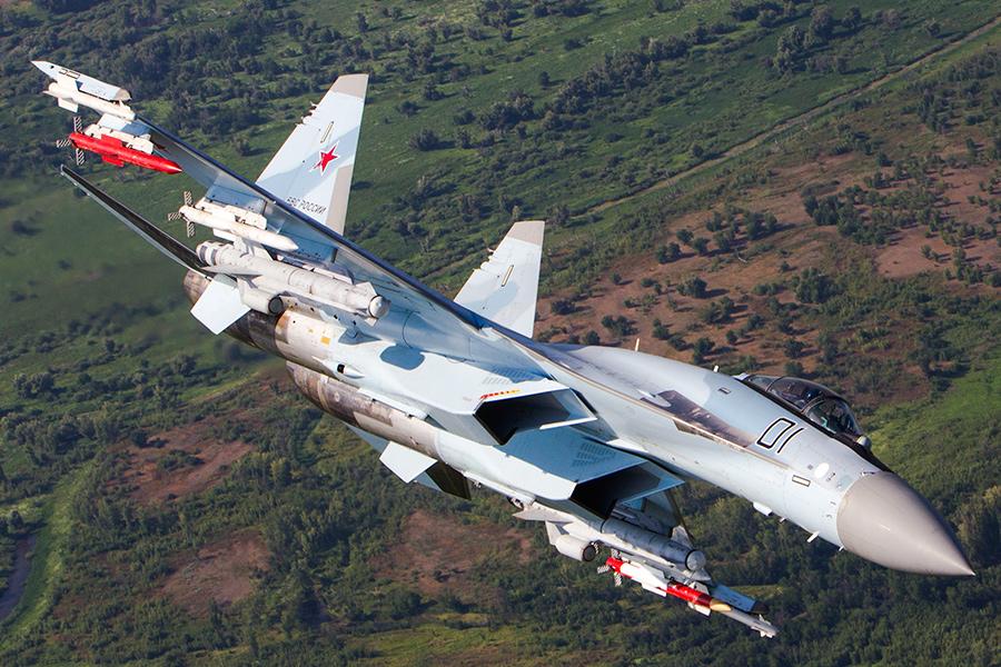 Acima: Observem que o Su-35S, assim como qualquer caça da família Flanker, nunca é visto com tanques externos. na verdade ele nem precisa. Sua capacidade de armazenamento de combustível interna, permite uma autonomia fora do comum liberando os cabides externos apenas para armas.