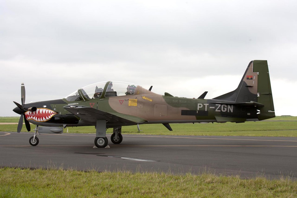 A força aérea de Angola opera os modelos Tucano e Super Tucano (Embraer) 