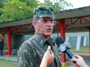 Comandante Militar da Amazônia, General Guilherme Theophilo, acompanhou teste de munição (Foto: Jamile Alves/G1 AM)
