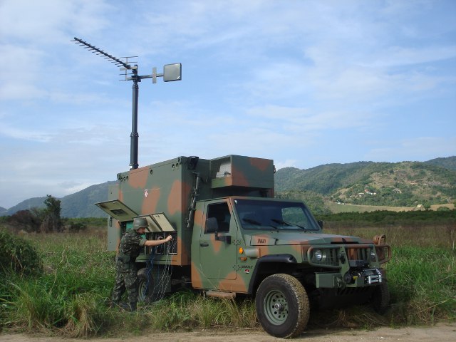 Shelter do MTO montado em viatura Agrale Marruá com a antena sendo extendida: Foto – Exército Brasileiro