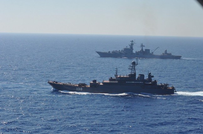 Transportador militar russo dirige-se para a Síria. O navio em questão, primeiro plano, é um Project 775 “Ropucha”. Foto: internet.