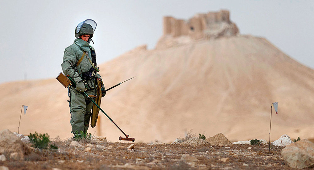 Abrindo caminho: Sapadores Russos continuam com a operação de desminagem em Palmyra.