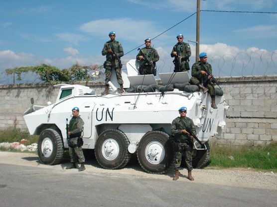 Durante su participação na Missão das Nações Unidas para Estabilização do Haiti (Minustah) a Infantaria da FAB pode conhecer mais sobre a doutrina de emprego de viaturas blindadas. Na imagem membros da Infantaria da FAB posam junto de um Engesa EE-11 Urutu.