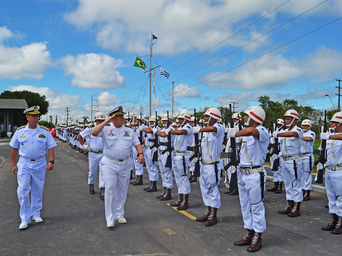 ADSUMUS: Comandante em Chefe da Armada do Uruguai visita o Batalhão de Operações Ribeirinhas