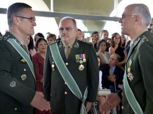 General Etchegoyen (ao centro), ao assumir o Estado-Maior do Exército em março de 2015 (Foto: Ministério da Defesa/Divulgação)