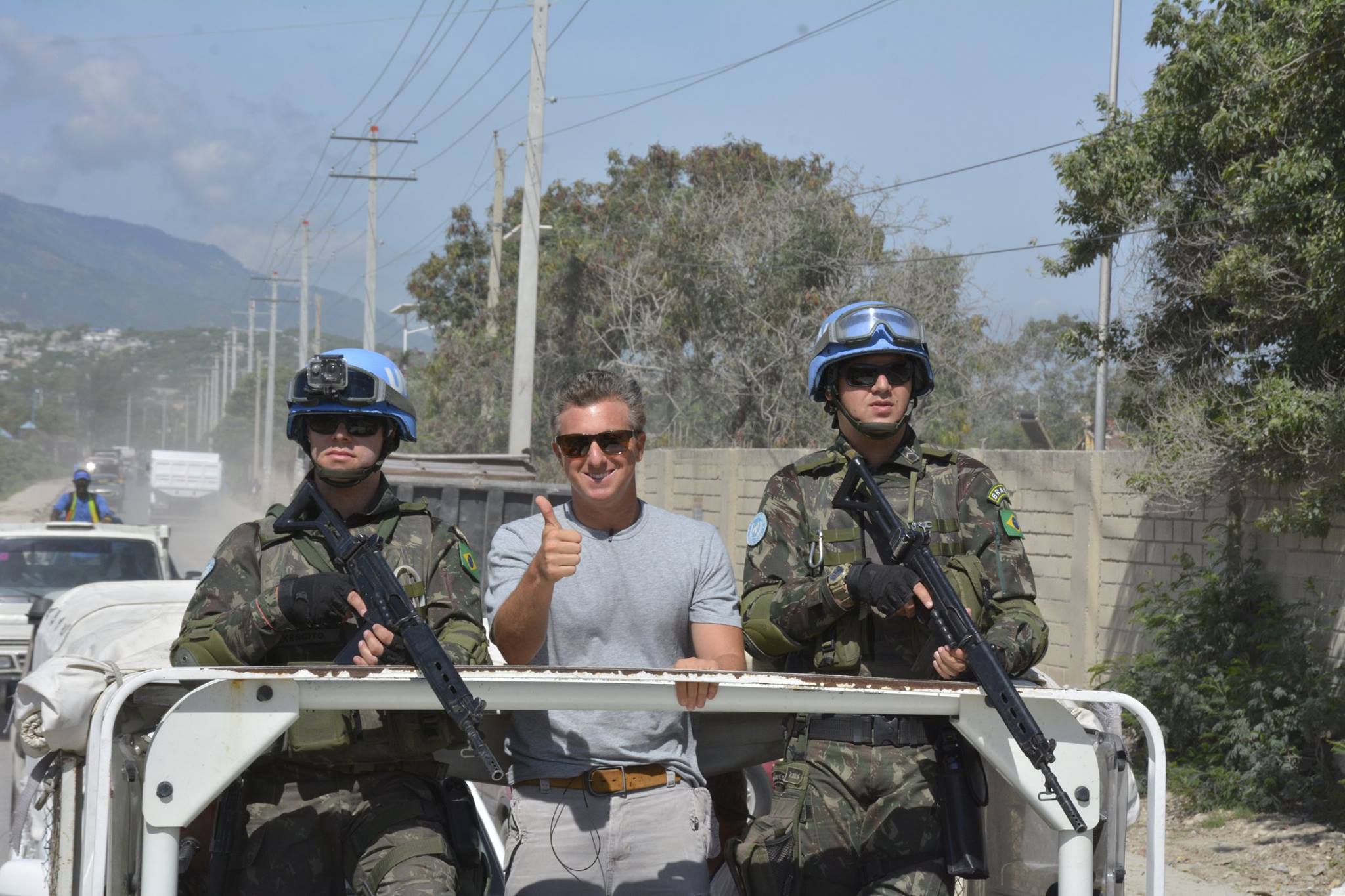 Apresentador Luciano Huck visita o Batalhão Brasileiro (Brabat) no Haiti.