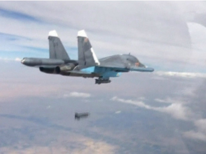 Caça russo, fotografado pela janela de outro avião, lança bomba na Síria(Ministério da Defesa da Rússia/Reuters/VEJA.com)