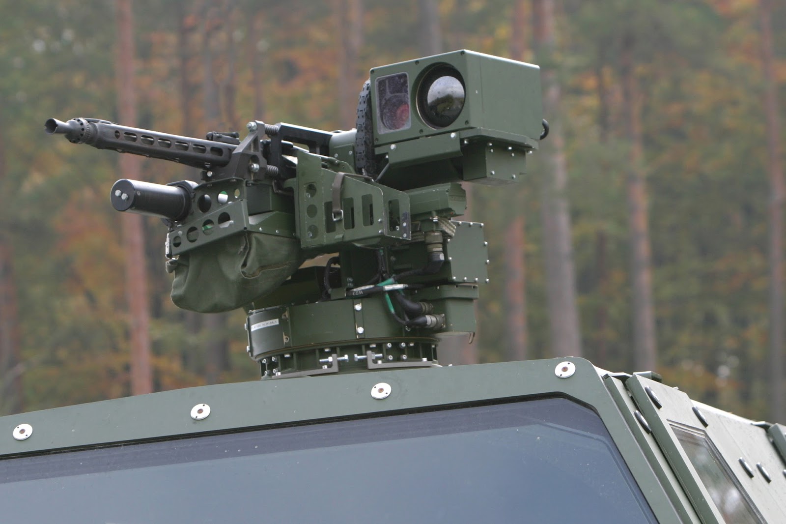 Acima: A torre FLW 100, remotamente controlada, está armada com uma metralhadora MG-3 em calibre 7,62X51 mm. Uma versão mais pesada desta torre, chamada FLW-200 pode ser equipada com uma metralhadora pesada M-3M calibre 12X7 mm (50 BMG)