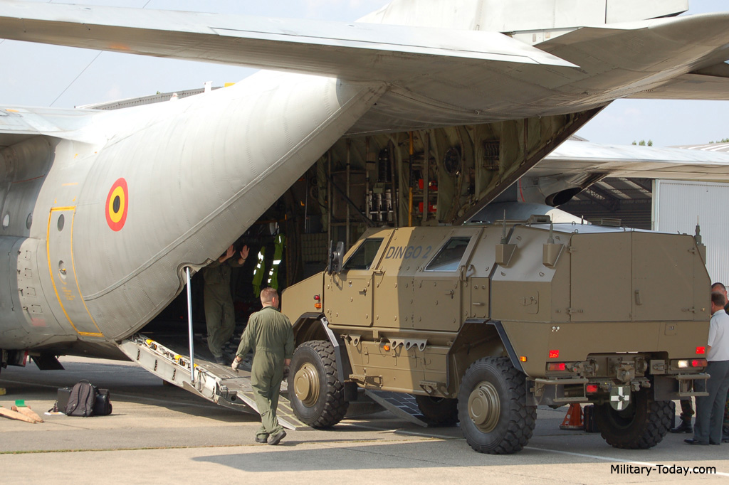 Acima: O Dingo pode ser transportado por uma aeronave C-130 Hercules, extremamente comum em muitas forças armadas do mundo. 