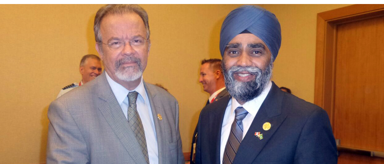 A segunda reunião bilateral foi com o ministro da Defesa do Canadá, Harjit Sajjan