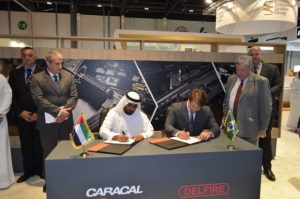 Momento de assinatura do acordo entre a Caracal International LLC e a Delfire Insdustria e Comércio de Extintores