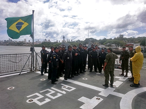 Militares do Comando do Grupamento de Patrulha Naval do Nordeste recebem instruções NBQR 