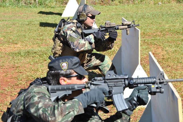 Fotografia 1: Quadros operacionais do 1º BFEsp (1º Batalhão de Forças Especiais), em primeiro plano, e do 3º Batalhão do 7º SFG(A) do Exército dos EUA, em segundo plano, durante intercâmbio realizado na cidade de Goiânia, sede do COpEsp (Comando de Operações Especiais) do Exército Brasileiro. (Fonte: Acervo do COpEsp). 