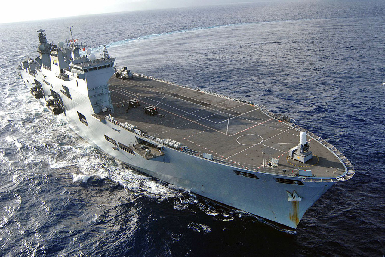 WARFARE: HMS OCEAN. A perna longa dos fuzileiros navais britânicos.