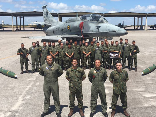 ADSUMUS: Fuzileiros Navais realizam exercício de guia aéreo avançado em Natal (RN)