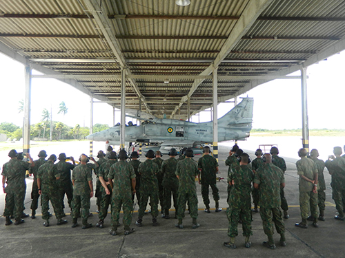 ADSUMUS: Grupamento de Fuzileiros Navais de Natal (GptFNNa) visitam o 1º Esquadrão de Aviões de Interceptação e Ataque (EsqdVF-1) em Natal