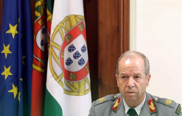 Chefe do Exército diz-se “humilhado” por erros militares e iliba poder político