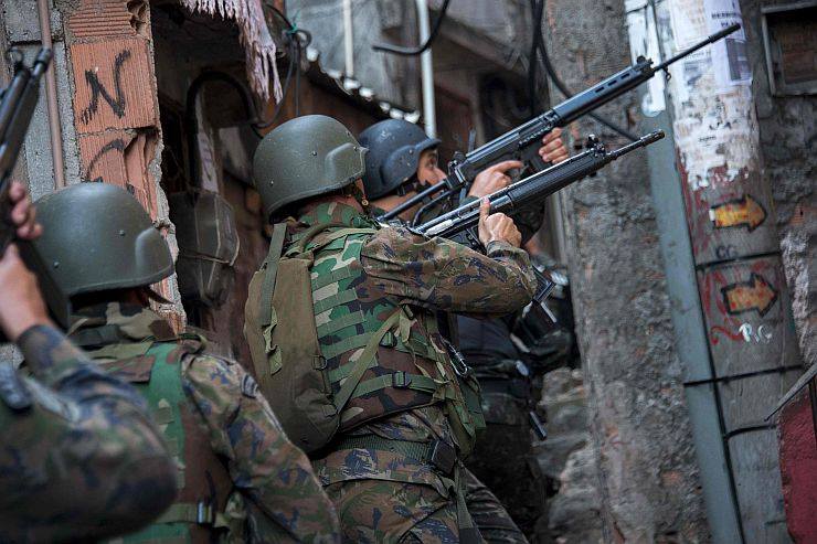 FAB PÉ DE POEIRA: Infantaria da FAB participa das operações na Comunidade da Rocinha. 